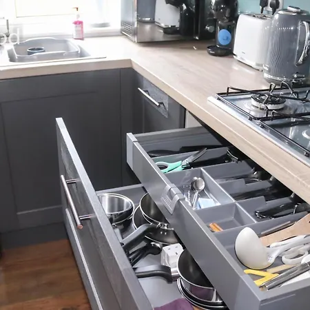 Elwood - Spacious Contemporary From In With Parking