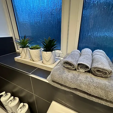 Elwood - Spacious Contemporary From In With Parking