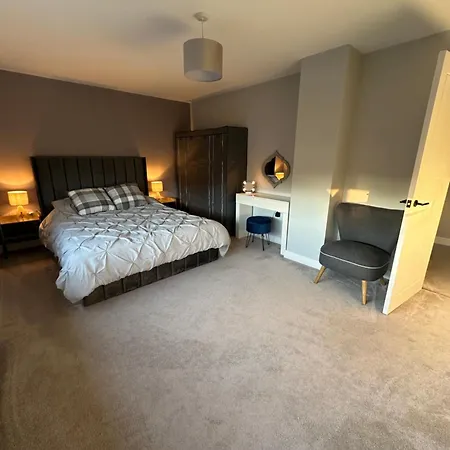 Feriehus Elwood - Spacious Contemporary From In With Parking