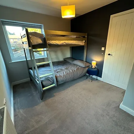 Elwood - Spacious Contemporary From In With Parking Harrogate