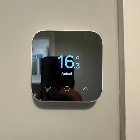 Elwood - Spacious Contemporary From In With Parking