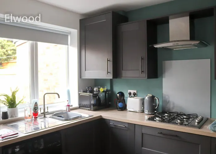 Elwood - Spacious Contemporary From In With Parking *