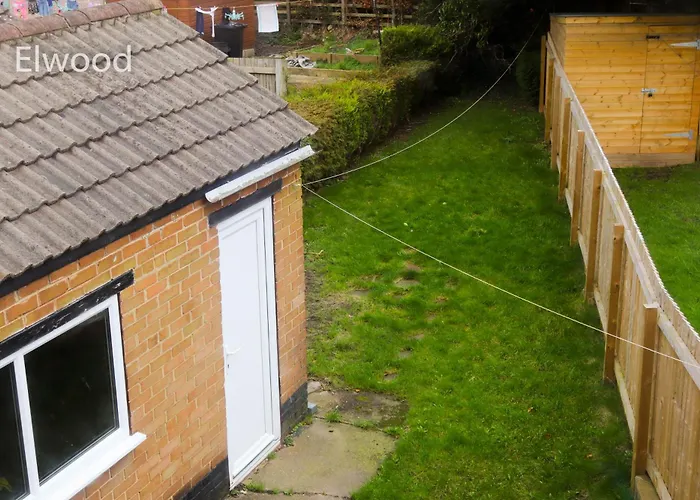 Elwood - Spacious Contemporary From In With Parking *