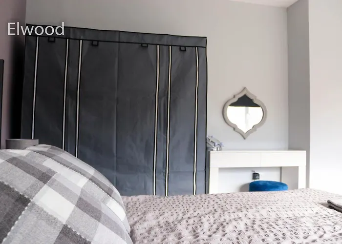 Elwood - Spacious Contemporary From In With Parking