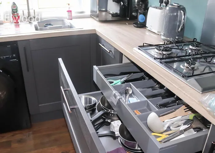 Elwood - Spacious Contemporary From In With Parking