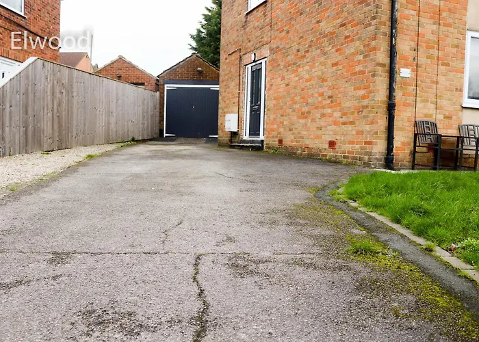 Elwood - Spacious Contemporary From In With Parking *