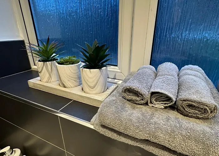 Elwood - Spacious Contemporary From In With Parking