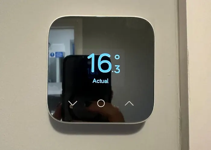 Elwood - Spacious Contemporary From In With Parking