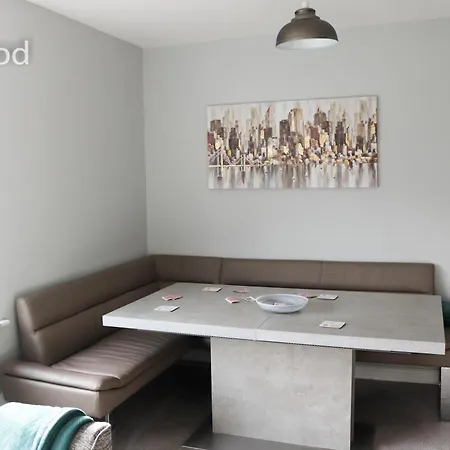 Feriehus Elwood - Spacious Contemporary From In With Parking