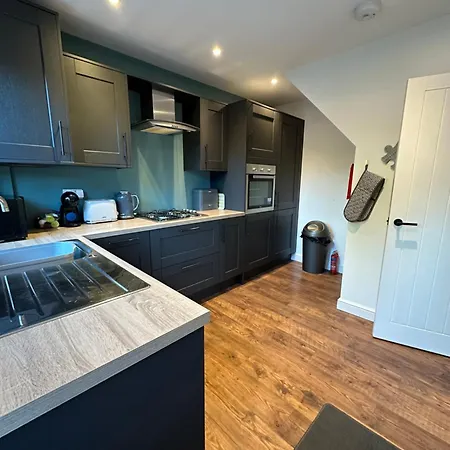 Elwood - Spacious Contemporary From In With Parking Harrogate