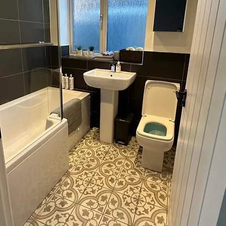 Elwood - Spacious Contemporary From In With Parking * Harrogate